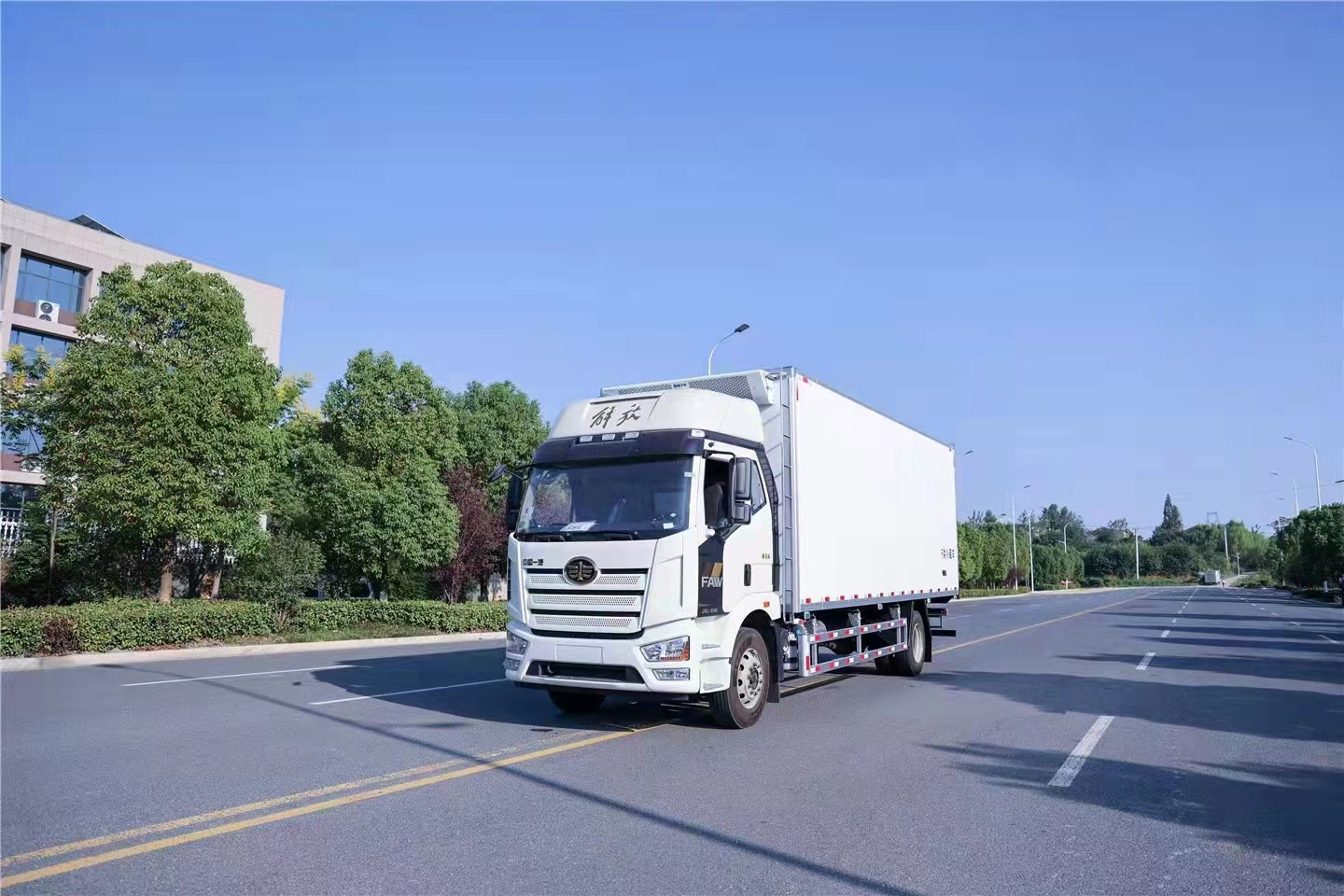 国六解放J6L 7.5米冷藏车